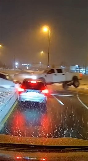 ultiple Vehicles Collide in Chain-Reaction Crash as Ice and Snow Overwhelm Roadway Sioux City, Iowa. Dash camera footage shows traffic moving cautiously through an intersection as snow and sleet accumulate on the pavement, turning the roadway into a reflective sheet of ice. Brake lights glow through falling precipitation as drivers slow, leaving little margin for error between vehicles. Moments into the clip, one vehicle loses traction while attempting to stop, sliding forward into the car ahead