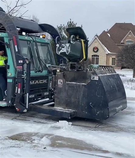 Mack LR Heil Recycle Truck