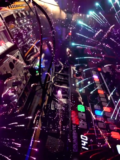 Nyt on aika juhlii 🎧🥂✨ #suomipop #uusivuosi2026