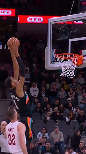 AREA 51 ‼️ Stephon Castle throws it off the glass for Wemby to finish off 🤯 Download the Pilipinas Live app and register now FOR FREE! 📲 Google Play or App Store 👉 https://bit.ly/NBAPHxCignal #NBAPhilippines #NBAHighlights #NBAonPilipinasLive | NBA Philippines