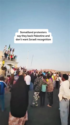 “Free Palestine.” Residents of Somaliland are protesting Israel’s recognition of the region as independent, in solidarity with Palestinians. Representatives of Somalia say Israel recognized the region as an attempt to destabilize the Horn of Africa and the Red Sea. #Somaliland #Somalia #Gaza #Palestinians #Israel