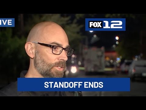 Man in custody after armed standoff at SE Portland apartments