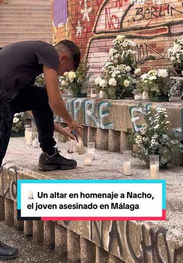 #MÁLAGA 🕯️ “Este altar es lo único que nos queda”, explican a AZ los amigos de Nacho, el joven de 20 años que fue asesinado de manera trágica hace casi tres semanas en esta Plaza Virgen del Rocío que hoy visitamos en el barrio malagueño de Barcenillas. ❤️‍🩹 Adán y Daniel se pasan todas las noches por esta grada para limpiar y mantener este recuerdo de Nacho, que era “un cacho de pan”.