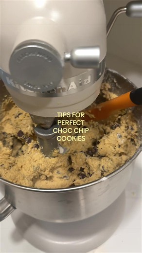 The art of making the perfect chocolate chip cookies....and really fluffy cookie dough #chocolatechipcookie #cookies #baking #recipes #bakingrecipe