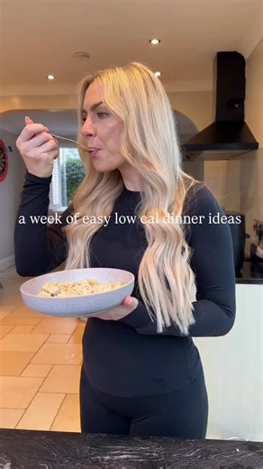 A full week of easy lower calorie dinner ideas 😍 High protein and proper comfort food without living on salads or sad chicken and rice. Perfect if you want your week planned so there’s no more stressing what’s for dinner every night 🤣💕 On the menu: ⬇️ 🍝 Cajun baked chicken over chorizo tagliatelle (on my page) 🌮 Garlic butter bolognese tacos (on my page) 🥩 Slow Cooker beef casserole (on my app) 🐔 Sweet chilli glazed peri chicken fillet burger (on my app) 🍠 Chilli cheese sweet potato load