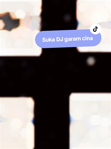 Gaya Streetwear Wanita Muda di Tepi Pantai