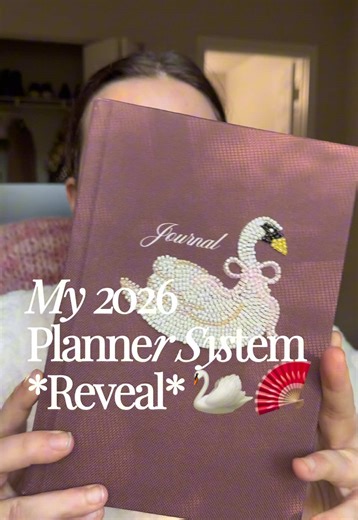 My 2026 journaling system daily planner setup This is how I’m using my 2026 journal to: • plan my days • organize my routines • track money goals • stay consistent all year • reset my life for 2026 If you’re looking for a 2026 journal, daily planner, or structured journaling system, this is exactly how I set mine up. 2026 journal, 2026 planner, daily journal 2026, journaling system, how to use a journal, journal setup 2026, planner setup 2026, goal journal 2026, productivity journal, routine pla