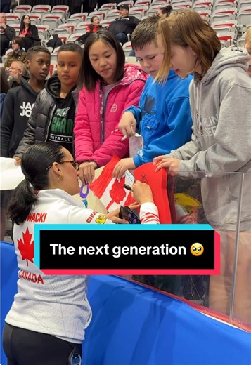 Krysten Karwacki with the young fans this morning 🥹🇨🇦 #wwcc #curling