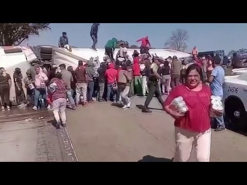Habitantes saquean camión de cerveza volcado en plena autopista de México