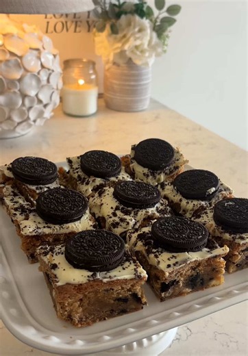 Oreo & White Chocolate Cookie Bar Recipe 🍪🤎🍫 If there’s one thing I love, it’s a cookie bar!! So quick and easy but so delicious 🤭 my family LOVED these 🍫 #baking #baker #oreo #cookie #bakewithme