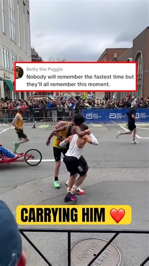 What a moment at the Boston Marathon ❤️🙌