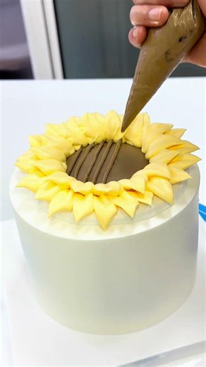 Sunflower Cake Making Tutorial #CakeTutorial #LearnCakeMakingFromBeginners #Baking