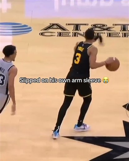Arm sleeve vs. Jordan Poole 😭