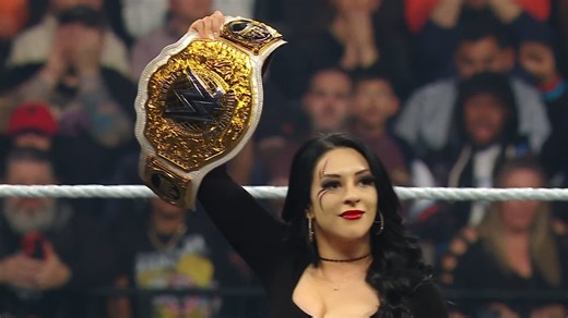 OH NO 😲 Raquel Rodriguez ambushes an injured Stephanie Vaquer! | WWE Raw