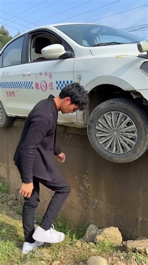 Drivers teach you how to quickly save yourself when your wheels fall off a bump #automobile