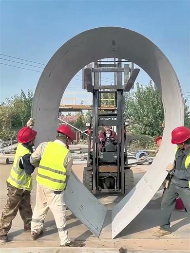 Shaping process of a steel plate into a circle using a forklift