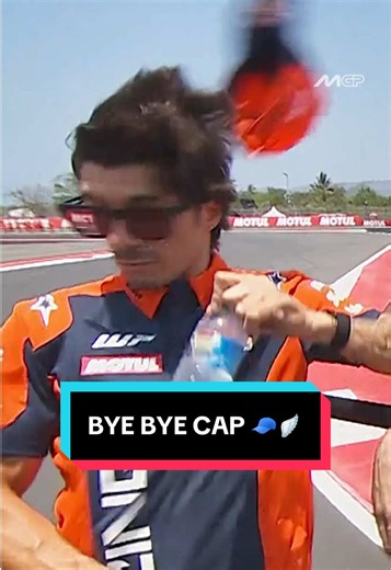 @Maverick Viñales's cap signed out 😭🪽 #IndonesianGP 🇮🇩 #MotoGP #MaverickViñales