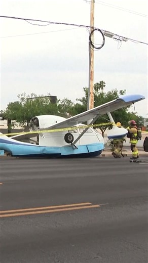 Small plane makes emergency landing in Phoenix