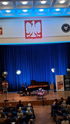 ショパンの英雄ポロネーズ、ワルシャワ大学内のコンサート Chopin's "Heroic polonaise", concert in Warsaw University,pianist below