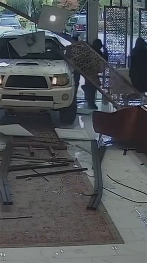 Jewelry store worker fires at thieves in failed robbery