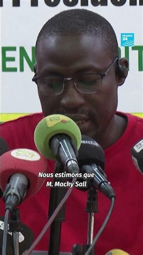 Au Sénégal, un collectif s’insurge contre l'arrivée de Macky Sall à Dakar • FRANCE 24