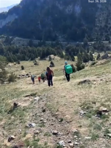 A hiker took food delivery to new heights by carrying an Uber Eats bag filled with pizzas to the summit of Aneto, the highest peak in the Pyrenees. Footage from Allan Montagne shows him carrying the distinctive green delivery bag as he hikes across icy terrain and scrambles over rocks on his way to the 3,404-meter summit in Spain. Montagne told Storyful the idea began as a joke when a friend mentioned having an Uber Eats bag in his car. “I immediately thought it could be nice to eat a pizza at t