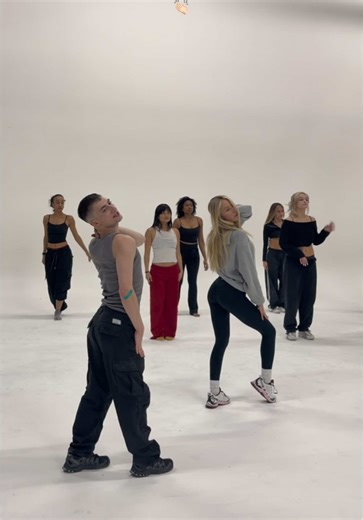 Dancing Alix Earle: TikTok Dance Trends