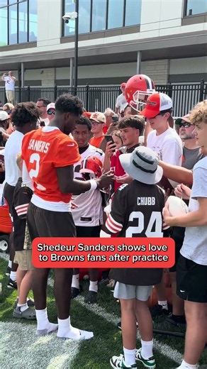 #ShedeurSanders shows love to #Browns fans at training camp