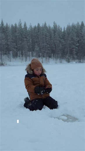 ¿A quién llamarías tu primera vez nevando?,🥹❄️. Pedro no lo pensó dos veces, llamó a su mamá desde un bosque en Rovaniemi, Finlandia. Con siete horas de diferencia, un momento que guardará la memoria por siempre. ¿Cómo te mantienes tú conectado cuando viajas? Para todas tus aventuras, te recomiendo el internet ilimitado de @Holafly | eSIM Suscríbete ahora con el código ALEJANDRATRAVELS y obtén un 10% de descuento durante 12 meses o un 5% de descuento en cualquier eSIM de viaje. Para más informa