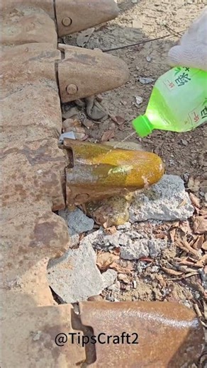 🧤Give the excavator bucket a good scrub! Pour on some oxalic acid, and all the rust will disappear!