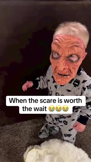 (via sumcowkids/IG) #halloween #prank #siblings #funny | scare prank