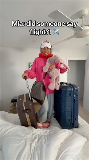 Mia on travel day 🤣✈️