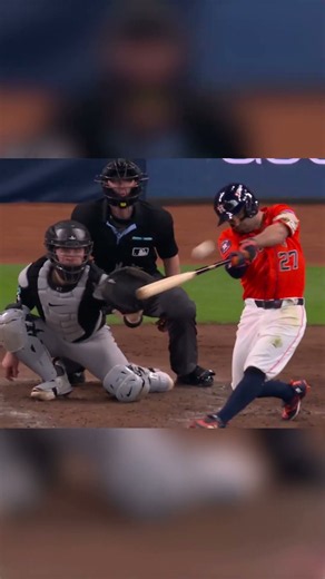 Jose Altuve’s 28th career Postseason home run brings the Astros within 1 run!