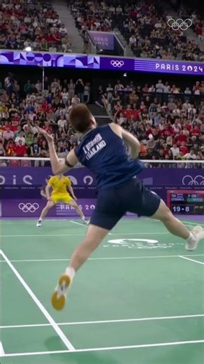 When Shi Yuqi made this incredible recovery to win the rally at #Paris2020 💪