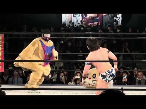 Pocotan, whose head has come off, performs Muto's signature moves: Dragon Screw, Space Rolling El...