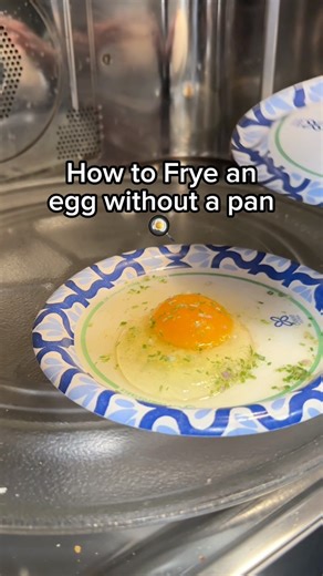 FRY an egg… without a pan. 🤯🍳 This life hack is crazy, check out how well it works and how you never have to dirty a pan again! | Janelle & Kate