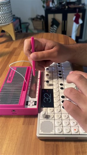 #deadoralive #youspinmerightround #youspinmeround #stylophone | you spin me right round