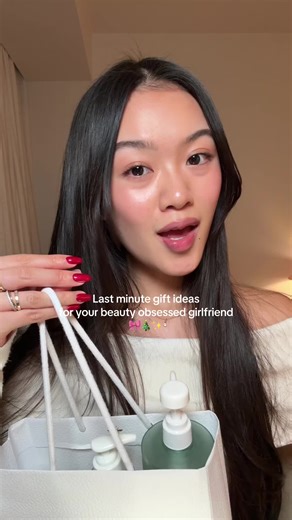 I’m the most LAST minute shopper. This is what I would loveee to receive as a beauty obsessed girl and you can buy them all at a @sephora or mall 🤍🤍 @rhode skin peptide eye prep @Dieux Skin forever eye mask @Tower 28 Beauty SOS spray @Olehenriksen pout preserve @Hourglass Cosmetics ambient lighting edit palette @Diorbeauty addict lipsticks and cases @OSEA Malibu algae body oil @Saltair Body HA body hydrator @Rituals foaming shower gel #christmasgiftidea