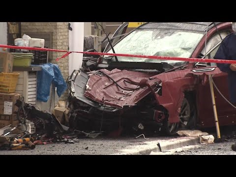 京王線の踏切で電車と車が衝突　車の男女2人搬送　遮断機下りた後に車進入か　 5時間以上運転見合わせ　東京・府中市