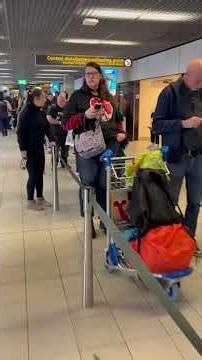 Gigantische rij op Schiphol na annulering vluchten