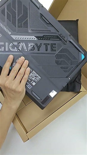 Unboxing the @GIGABYTE_Global Gaming A16