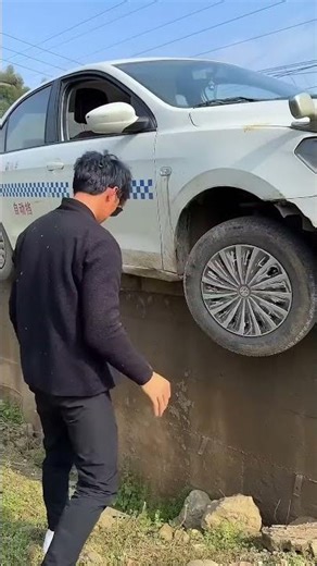 Drivers teach you how to quickly save yourself when your wheels fall off a bump#drivingskills