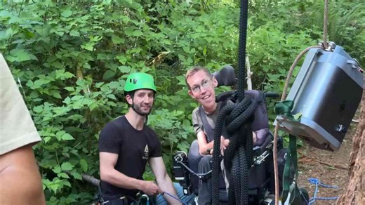 How a wheelchair user manages to climb trees