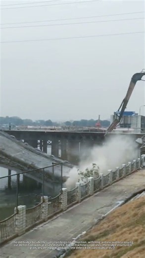 Large‑scale bridge demolition, powerful engineering moment