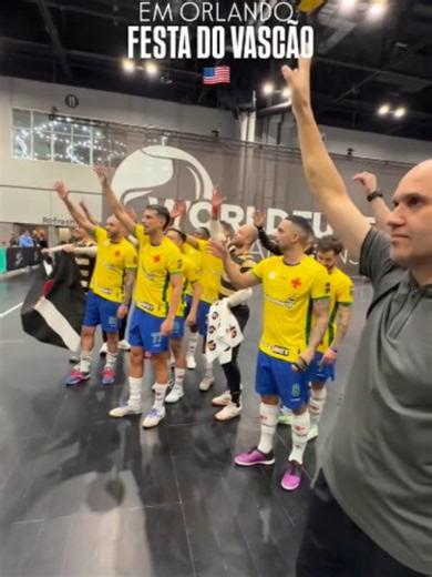 CLASSIFICADO ✅ 🏆 O Vasco está classificado para a próxima fase do World Futsal Championships, em Orlando! 🇺🇸💢 Depois de vencer suas duas primeiras partidas, o Gigante da Colina garantiu a classificação com campanhas de 3x2 e 7x0, mostrando uma evolução clara de um jogo para o outro. Na estreia, o time encontrou dificuldades para encaixar seu melhor futsal. Além da qualidade dos adversários, pesaram as diferenças do estilo de jogo e o fato de ainda conhecer pouco as equipes do torneio. Mesmo 