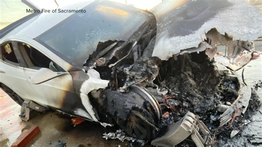 Video Tesla erupts in flames on California highway