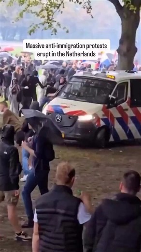 🚨🚨NETHERLANDS 🇳🇱 HAS AWAKENED 💥Massive protests against mass illegal immigration in the Netherlands, overwhelming the police forces.The crowds are enormous, people demanding their country back 🔥You won't see it in the media so the FLAME doesn't spread.🔥SHARE everywhere https://t.co/wUkXjcXqPc