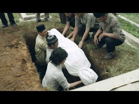 Satan's Slaves (2017) Film Explained in Hindi/Urdu | Horror Satan's Slaves Story Summary हिन्दी