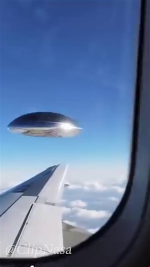 🚨 BREAKING NEWS 🚨UFO spotted outside an aircraft window 👀🛸Flying alongside… silent and unexplained ⚡What did they just witness? 🤯