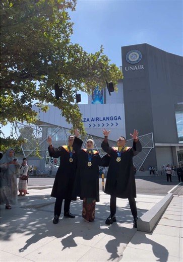 Hari ini bukan cuma tentang toga, gelar, atau foto wisuda 🥹 Ini tentang perjalanan. Tentang memilih untuk terus belajar di tengah kesibukan, tentang saling menguatkan, dan tentang membuktikan bahwa tidak ada kata terlambat untuk bertumbuh. Alhamdulillah, Allah izinkan kami merasakan momen yang begitu spesial: wisuda bertiga, satu keluarga. Sebuah kenangan yang akan kami simpan selamanya ❤️ Terima kasih untuk semua doa, dukungan, dan cinta yang selalu mengiringi langkah kami. Semoga perjalanan i